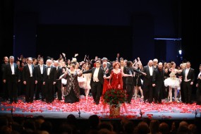 Poklon: dirigenti Loris Voltolini, Igor Švara in Marko Gašperšič, operni solisti Matej Vovk, Slavko Savinšek, Mirjam Kalin, Branko Robinšak, Marko Kobal, Milena Morača, Jure Kušar, Jože Vidic, Dejan Maksimilijan Vrbančič, baletna solista Joseph Bunn in Regina Križaj ter operni in baletni ansambel SNG Opera in balet Ljubljana.