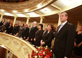 Slovesnost Zlitje stoletij se je začela z državno himno.