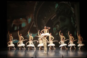 Glazunov: Rajmonda, baletni ansambel SNG Opera in balet Ljubljana.