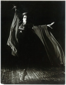 Alenka Šest v vlogi Kraljice iz baleta Kruna Cipcija Sneguljčica, 1979/1980, koreografija: Metod Jeras, foto: Miško Kranjec