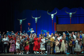 Avtorica fotografije: Darja Štravs Tisu<br />
Na fotografiji: V operi Carmen poleg rednega zbora nastopajo tudi otroški glasovi.
