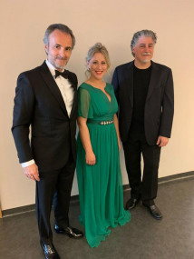 Na fotografiji (od leve proti desni) so maestro David Giménez, sopranistka Martina Zadro in tenorist José Cura