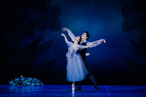 Foto: kot Giselle in Albrecht bosta plesala Marin Ino in Petar Đorčevski<br />
Avtorica fotografije: Darja Štravs Tisu