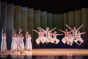 Foto: Pastoralna simfonija v izvirni koreografski postavitvi baletnega svetovljana Milka Šparembleka. <br />
Avtorica fotografije je Darja Štravs Tisu. 