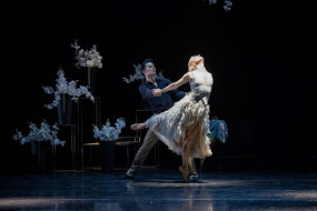 Na fotografiji sta ljubljanska baletna solista Tjaša Kmetec in Kenta Yamamoto. Avtorica fotografije je Darja Štravs Tisu.