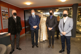 Na fotografiji so (z leve proti desni) direktor Staš Ravter, minister za kulturo dr. Vasko Simoniti, umetniški direktor opere Marko Hribernik in poslovni vodja programa Klemen Valter.<br />
Foto: SNG Opera in balet Ljubljana / Darja Štravs Tisu